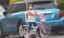 娱乐吃瓜酱骑车摔倒,健康安全不容忽视